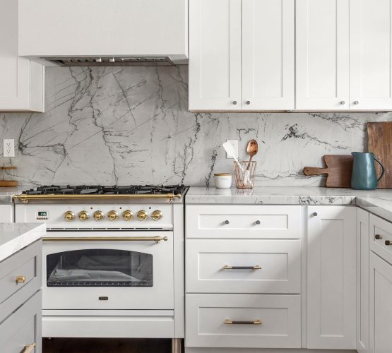 Opus White kitchen with fullheight backsplash