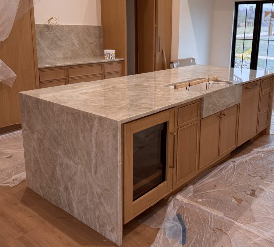 Perla Venata Quartzite Island Waterfall Legs