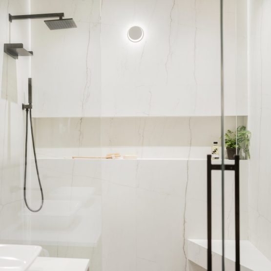 Porcelain Shower with Large Niche