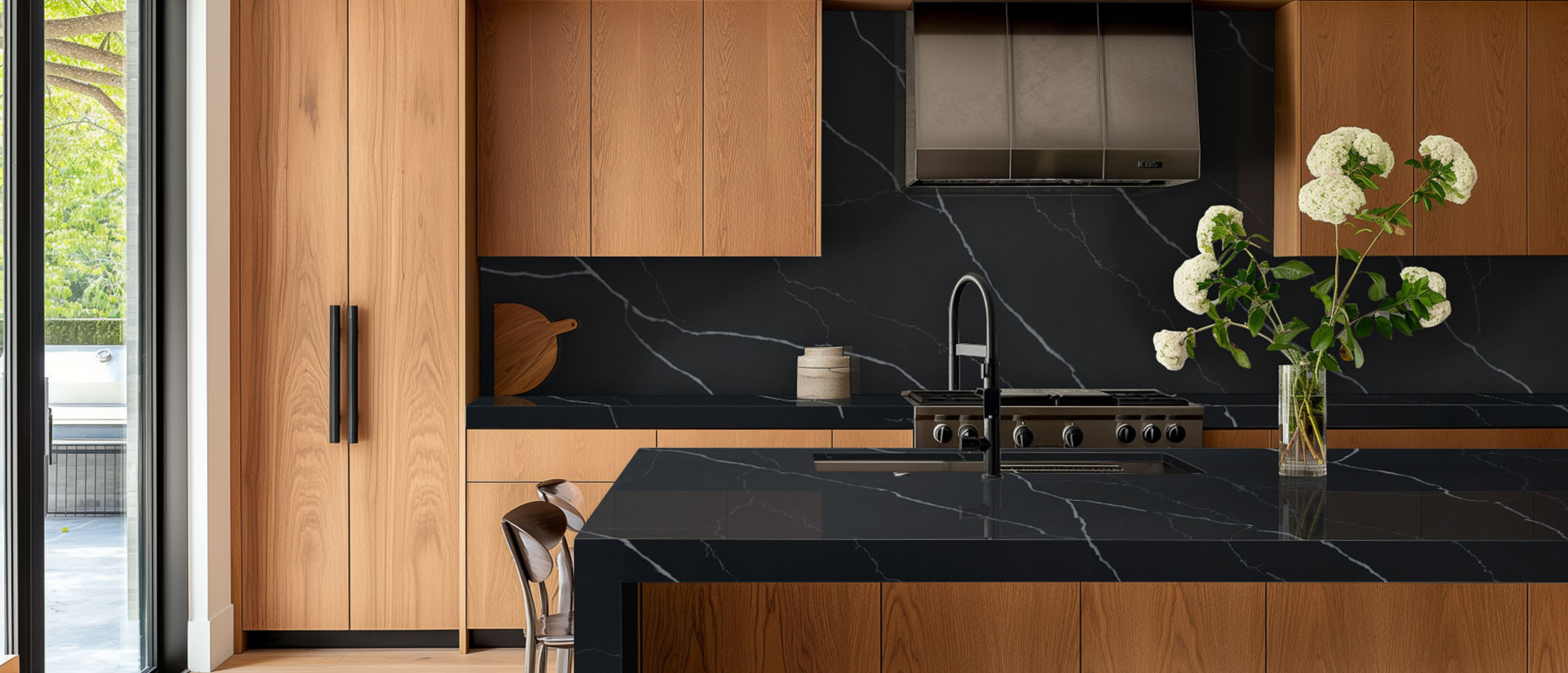 marquina-midnight-quartz-kitchen-1054